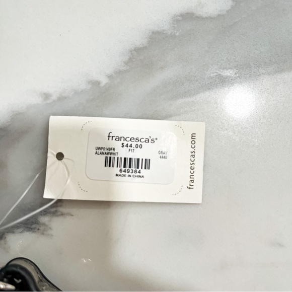 NWT Francesca’s Accessories Alana Crossbody w/ Flowers - Gray/White - Picture 5 of 5